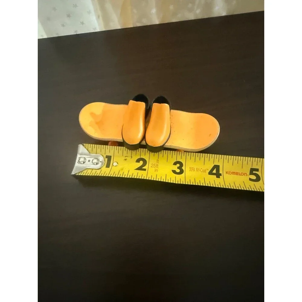 Mattel Hot Wheels Skate Tony Hawk Fingerboard with Shoes Toy 4in